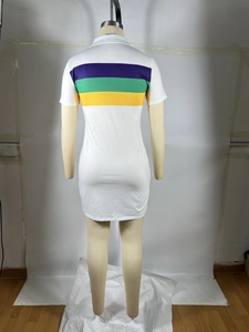 Détail du dos à rayures colorées et de la coupe ajustée de cette robe polo blanche