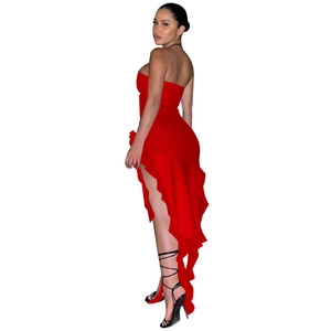 Détail de robe bustier rouge avec ourlet à volants étagés et fente latérale élégante