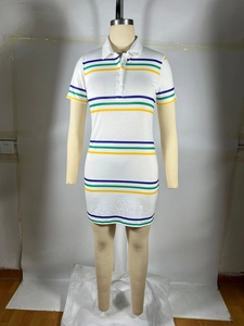 Détail de la robe polo blanche ornée de rayures horizontales bleues, vertes et jaunes