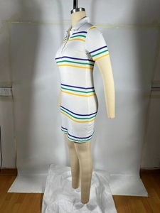 Détail de la robe polo blanche avec rayures colorées et texture côtelée