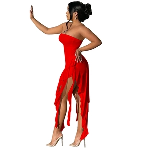 Détail de robe bustier rouge avec ourlet volanté, fente latérale et fleurs 3D