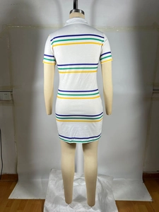 Détail du dos d'une robe polo ajustée à rayures horizontales colorées pour femmes