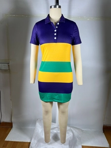 Détail du col polo et des rayures colorées sur la robe moulante à manches courtes