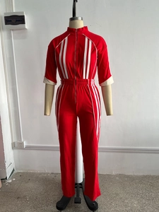 Détail de la combinaison de sport rouge avec bandes latérales et col demi-zippé