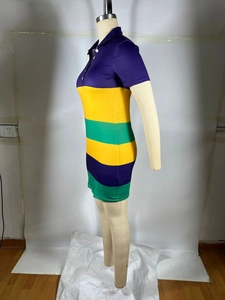 Détail d'une mini-robe polo à rayures multicolores avec décolleté boutonné