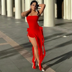 Détail de la robe bustier rouge avec fente latérale à volants et détails floraux