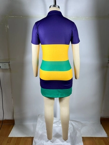 Détail du dos d'une robe courte à rayures colorées avec col chemise et manches courtes