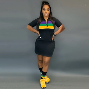 Détail de la robe polo noire montrant les rayures violettes, vertes et jaunes sur le torse