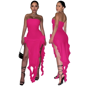 Détail de la robe bustier fuchsia avec fentes latérales et ourlet à volants élégants