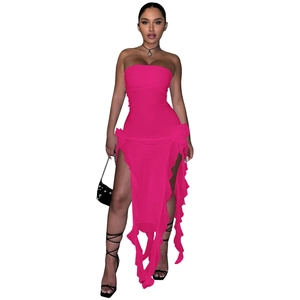 Détail de la robe bustier rose fuchsia avec ourlet à volants et fente latérale haute