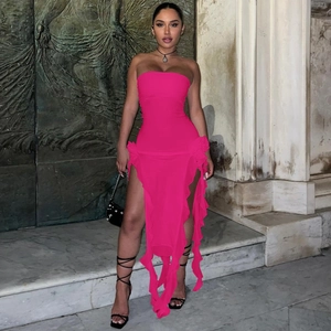 Détail d'une robe bustier fuchsia avec volants superposés et fente latérale haute