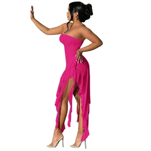 Détail de la robe bustier rose rouge avec ourlet asymétrique à volants et fleurs latérales