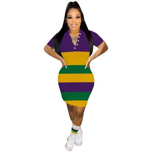 Robe polo ajustée avec rayures multicolores et boutons blancs sur un modèle