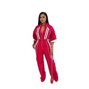 Combinaison de sport rouge à rayures blanches, col montant zippé et style décontracté femme