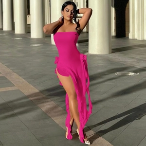 Détail de la robe bustier rouge rose avec fente latérale et bordure à volants chic