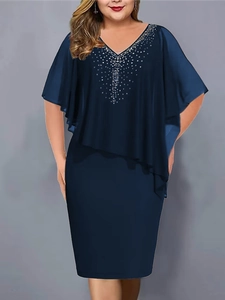 Marineblaues Etuikleid in Übergröße mit Chiffon-Cape und Strassbesatz am V-Ausschnitt