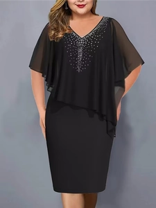 Elegantes schwarzes V-Ausschnitt Kleid mit Strasssteinen und transparentem Chiffon-Cape