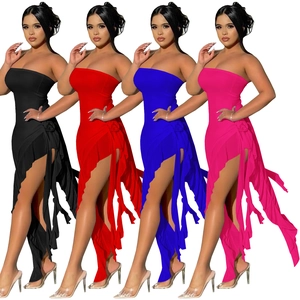 Robe bustier fendue avec détails floraux en noir, rouge, bleu et rose fuchsia