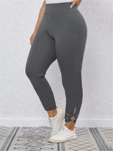 Pantaloni grigio scuro a vita alta da donna con dettagli floreali traforati sul fondo