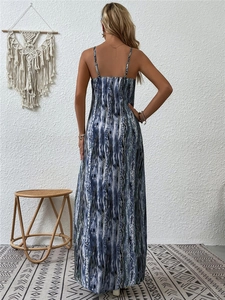 Détail d'une robe longue de style bohème à fines bretelles et imprimé bleu et blanc