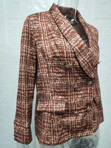 Detail eines Tweed-Blazers in Rot und Braun mit Metallknöpfen und Textur-Gewebe