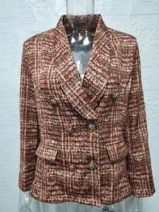 Details des rot-braunen Tweed-Blazers mit gravierten Silberknöpfen und Pattentaschen