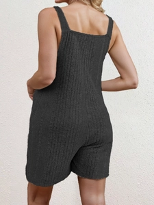 Detail achteraanzicht van de donkergrijze zwangerschaps-jumpsuit met gebreide ribstructuur