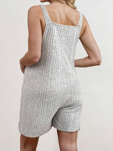 Detail van de achterkant van een grijze zwangerschapsjumpsuit van geribbelde gebreide stof