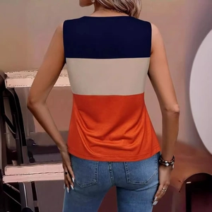 Détail d'un débardeur à rayures bicolores avec tissu en maille bleu marine, beige et orange