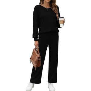 Ensemble détente deux pièces en maille côtelée noire pour femme avec haut et pantalon