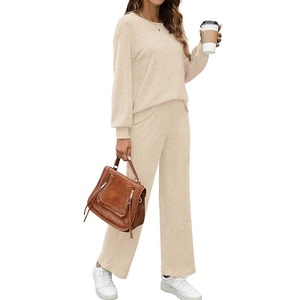 Ensemble en tricot beige deux pièces pour femme avec haut à col rond et pantalon large