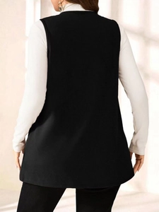 Vista posteriore di un elegante gilet nero senza maniche con linee pulite per un look a strati