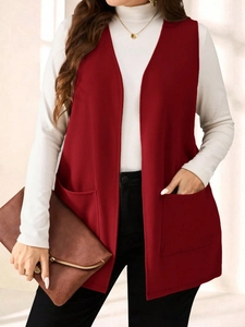 Vista dettagliata del gilet senza maniche rosso scuro con grandi tasche laterali