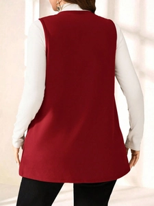 Vista posteriore di un gilet lungo senza maniche bordeaux con orlo arrotondato
