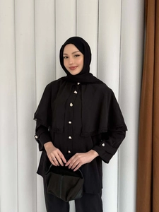 Détail d'une chemise noire à dentelle avec boutons en forme de cœur et voile assorti