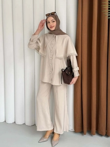 Ensemble beige deux pièces pour femme avec haut en dentelle et pantalon large chic