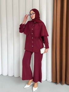 Ensemble trois pièces bordeaux avec chemise cape en dentelle et pantalon large