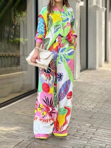 Détail de l'imprimé floral abstrait sur chemise manches longues et pantalon large