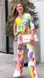 Détail de l'imprimé floral sur l'ensemble chemise à manches longues et pantalon large