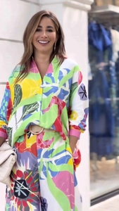 Détail de l'imprimé floral abstrait sur l'ensemble chemise manches longues et pantalon