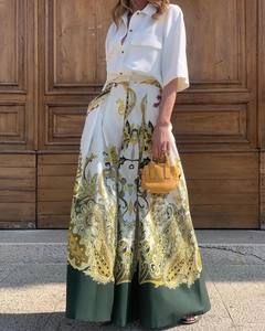 Détail de la chemise blanche à revers et du pantalon large taille haute imprimé paisley vintage