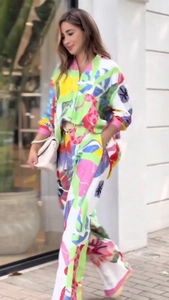 Détail de l'imprimé floral abstrait coloré sur chemise longue et pantalon large