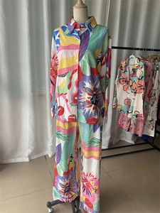 Détail de l'imprimé floral abstrait coloré sur la chemise et le pantalon large