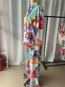 Détail de l'imprimé floral et géométrique abstrait coloré sur le tissu de la chemise
