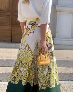 Détail d'un pantalon large à taille haute arborant un imprimé floral cachemire élégant