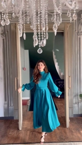 Détails d'une robe maxi bleu foncé avec manches lanternes et une silhouette élégante en ligne A