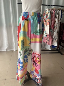 Détail du pantalon large à taille haute avec un imprimé floral abstrait coloré et vif