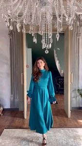 Détail de la robe longue en satin sarcelle avec volants élégants et taille haute