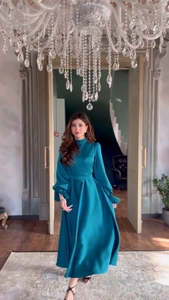 Détails de l'élégante robe maxi en satin avec col montant à volants et texture soyeuse