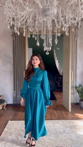 Robe longue élégante en satin à col montant avec manches évêque en bleu paon profond